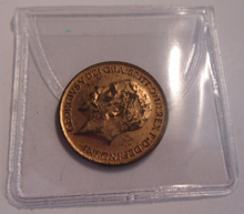 Load image into Gallery viewer, 1913 KING GEORGE V FARTHING BARE HEAD UNC WITH FULL LUSTRE IN CLEAR FLIP
