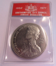 Load image into Gallery viewer, 1952-1977 SOUTHAMPTON CITY COUNCIL SILVER JUBILEE MEDAL IN PROTECTIVE FLIP
