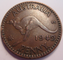 Load image into Gallery viewer, KING GEORGE VI AUSTRALIA PENNY COIN 1942 EF+ 2 DOTS IN CLEAR FLIP
