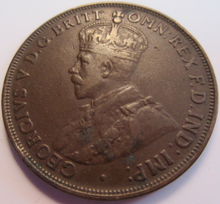 Load image into Gallery viewer, 1921 KING GEORGE V COMMONWEALTH OF AUSTRALIA ONE PENNY EF SCARCE IN CLEAR FLIP
