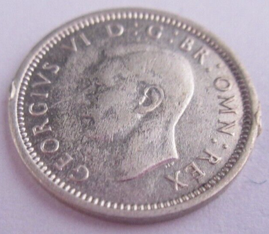 1940 GEORGE VI SILVER THRUPENCE 3d EF+ EX MOUNT IN CLEAR PROTECTIVE FLIP