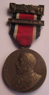 1912-1913 THE KINGS MEDAL FOR LCC ATTENDANCE GOOD CONDUCT & INDUSTRY WITH RIBBON