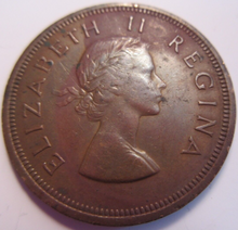 Load image into Gallery viewer, QUEEN ELIZABETH II BRONZE 1D PENNY X 2 1954 &amp;1957 SOUTH AFRICA IN CLEAR FLIP
