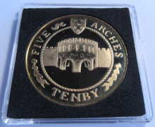 Load image into Gallery viewer, 2008 TOWN CRIER CHAMPIONSHIP TENBY FIVE ARCHES G/PLATED PROOF MEDAL CAPSULE &amp;COA
