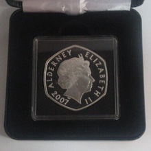 Load image into Gallery viewer, Queen Elizabeth II &amp; Prince Philip 2007 Alderney Silver Proof £5 Coin Boxed Cc1
