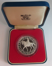 Load image into Gallery viewer, 1977 COMMEMORATING THE ROYAL SILVER JUBILEE QEII - 1977 S PROOF CROWN COIN BOXED
