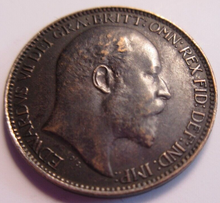 Load image into Gallery viewer, 1905 EDWARD VII DARKENED BRONZE FARTHING UNC IN PROTECTIVE CLEAR FLIP
