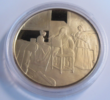 Load image into Gallery viewer, 1975 THE GENIUS OF VERMEER HALLMARKED 24CT GOLD PLATED .925 SILVER 32G MEDAL
