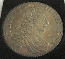 Load image into Gallery viewer, WILLIAM III 1700 SILVER PLATED MODERN RESTRIKE FILLER COIN MEDAL IN QUAD CAPSULE
