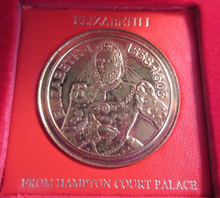 Load image into Gallery viewer, QUEEN ELIZABETH I FROM HAMPTON COURT PALACE SOLID BRONZE MEDAL &amp; BOX
