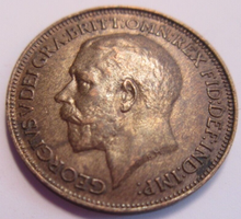 Load image into Gallery viewer, 1922 KING GEORGE V FARTHING BARE HEAD AUNC IN CLEAR FLIP
