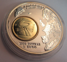 Load image into Gallery viewer, 1999 SAO TOME E PRINCIPE 2000 DOBRAS 1 EURO COIN 10Z PURE SILVER ENCAPSULATED
