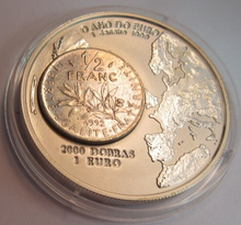 Load image into Gallery viewer, 1999 SAO TOME E PRINCIPE 2000 DOBRAS 1 EURO COIN 10Z PURE SILVER ENCAPSULATED
