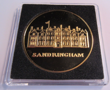 Load image into Gallery viewer, 1995 SANDRINGHAM PALACE GOLD PLATED PROOF MEDAL CAPSULE &amp; COA
