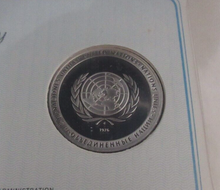 Load image into Gallery viewer, 1976 End the Scourge of Hunger First Edition United Nations Silver Proof Medal
