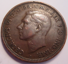 Load image into Gallery viewer, KING GEORGE VI AUSTRALIA PENNY COIN 1942 EF+ 2 DOTS IN CLEAR FLIP
