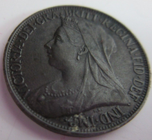 Load image into Gallery viewer, 1898 QUEEN VICTORIA VEILED HEAD FARTHING EF PRESENTED IN CLEAR FLIP
