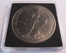 Load image into Gallery viewer, 1972 QEII &amp; PRINCE PHILIP GUERNSEY UNC TWENTY FIVE PENCE CROWN COIN &amp; CAPSULE
