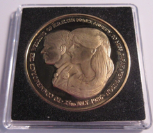 Load image into Gallery viewer, 1986 WEDDING OF HRH PRINCE ANDREW &amp; MISS SARAH FERGUSON MEDAL WITH CAPSULE
