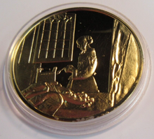 Load image into Gallery viewer, 1975 THE GENIUS OF VERMEER HALLMARKED 24CT GOLD PLATED .925 SILVER 32G MEDAL
