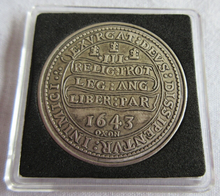 Load image into Gallery viewer, CHARLES I 1643 SILVER PLATED MODERN RESTRIKE FILLER COIN MEDAL IN QUAD CAPSULE
