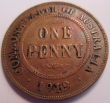 Load image into Gallery viewer, 1919 KING GEORGE V COMMONWEALTH OF AUSTRALIA ONE PENNY EF+ NO DOTS IN CLEAR FLIP
