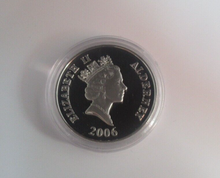 Load image into Gallery viewer, Isaac Newton 2006 Great Britons Silver Proof Alderney £5 Coin in Capsule
