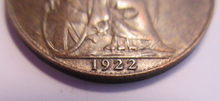 Load image into Gallery viewer, 1922 KING GEORGE V FARTHING BARE HEAD AUNC IN CLEAR FLIP
