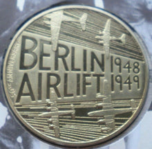 Load image into Gallery viewer, 1948-1949 THE BERLIN AIRLIFT - NICKEL BRASS - PHILATELIC MEDALLIC COVER PNC
