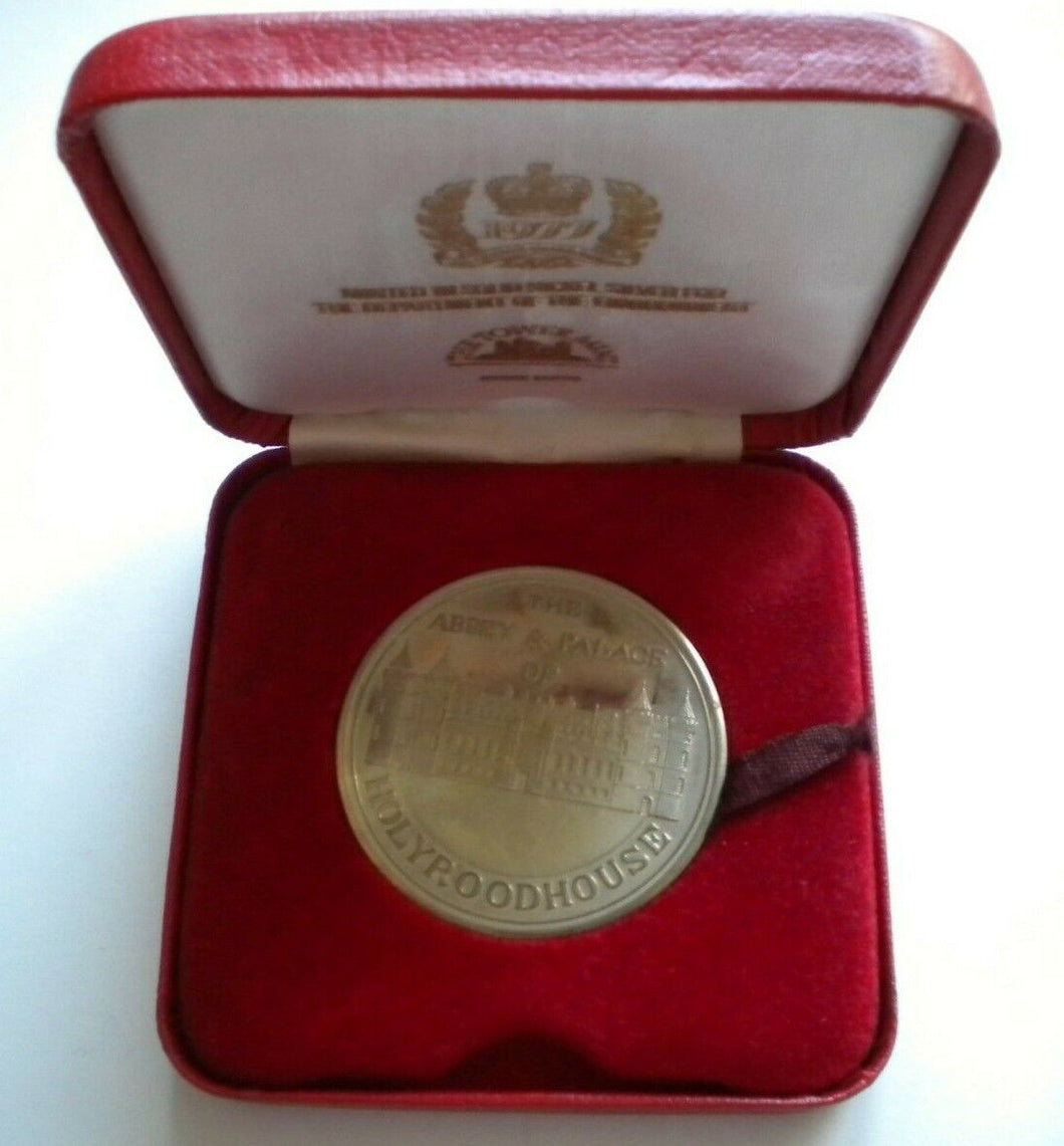 ABBEY & PALACE OF HOLYROODHOUSE SILVER JUBILEE1952-1977 MEDAL IN ORIGINAL BOX