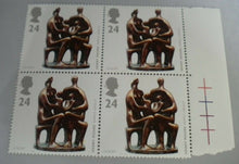 Load image into Gallery viewer, 1993 FAMILY GROUP BRONZE SCULPTURE HENRY MOORE 24p BLOCK OF 4 STAMPS MNH
