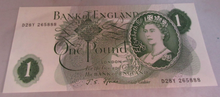 Load image into Gallery viewer, 1967 FFORDE £1 ONE POUND BANK NOTES X2 UNC FEB 1967 D28Y 165666 &amp; D28Y 165888
