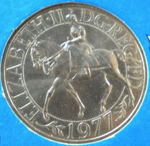 Load image into Gallery viewer, 1952-1977 COMMEMORATING THE ROYAL SILVER JUBILEE QEII - 1977 CROWN COIN ON CARD
