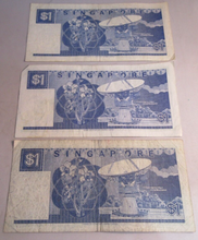 Load image into Gallery viewer, 1987 SINGAPORE 3 X £1 ONE DOLLAR BANKNOTES DF-EF  PLEASE SEE PHOTOS
