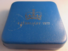 Load image into Gallery viewer, 1952-1977 COMMEMORATING THE ROYAL SILVER JUBILEE QEII - 1977 CROWN COIN BOXED
