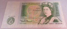 Load image into Gallery viewer, 1981 £1 BANK NOTE SOMERSET EF+ FIRST RUN AN01 763558 &amp; NOTE HOLDER
