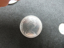 Load image into Gallery viewer, 1966 BAHAMAS QUEEN ELIZABETH II 5 DOLLAR .925 SILVER BUNC 45MM COIN 1 1/2 OUNCE
