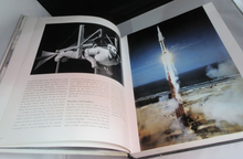 Load image into Gallery viewer, 2004 THE HISTORY OF FLIGHT DAVID SIMONS &amp; THOMAS WITHINGTON HARDBACK BOOK
