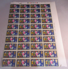 Load image into Gallery viewer, 1969 CHRISTMAS 5d  40 X STAMPS MNH WITH TRAFFIC LIGHTS &amp; STAMP HOLDER
