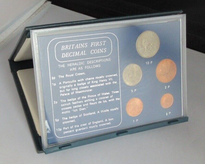 BRITAINS FIRST DECIMAL 5 COIN SET IN CLEAR HARD CASE & ROYAL MINT BLUE BOOK