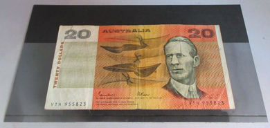 1966 AUSTRALIA TWENTY DOLLARS BANKNOTE COOMBS WILSON VTH 955823 IN HOLDER