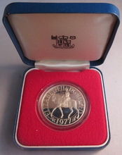 Load image into Gallery viewer, 1952-1977 COMMEMORATING THE ROYAL SILVER JUBILEE QEII - 1977 CROWN COIN BOXED
