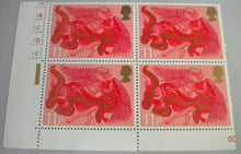 Load image into Gallery viewer, 1975 CHRISTMAS ANGEL WITH HORN 11P EIGHT STAMPS MNH &amp; TRAFFIC LIGHTS
