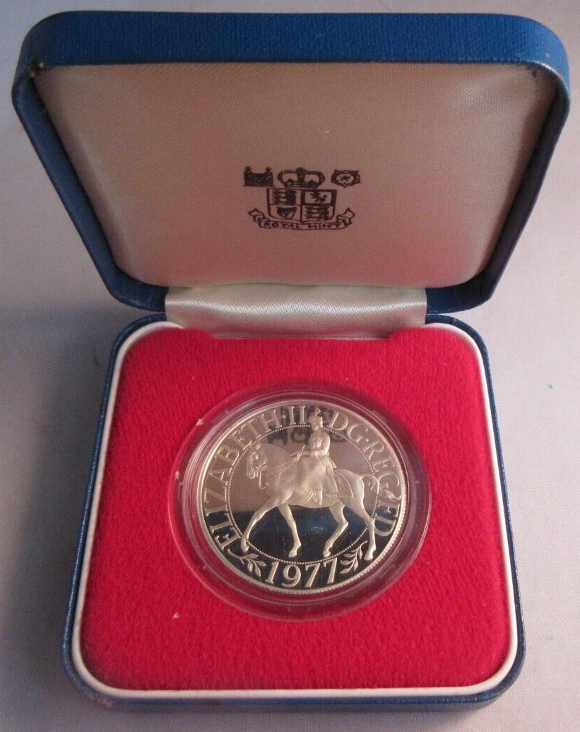 1952-1977 COMMEMORATING THE ROYAL SILVER JUBILEE QEII - 1977 CROWN COIN BOXED