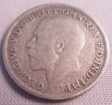 Load image into Gallery viewer, 1914 KING GEORGE V BARE HEAD .925 SILVER 3d THREE PENCE COIN IN CLEAR FLIP

