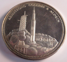 Load image into Gallery viewer, 1969 APOLLO II 1ST MOON LANDING PROOF MEDAL SET BOXED 1 X SILVER 1 X GOLD PLATED
