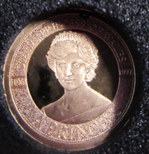 Load image into Gallery viewer, 1997 PORTRAITS OF A PRINCESS A PRINCESS MINITURE MEDAL .585 GOLD PROOF BOX &amp; COA
