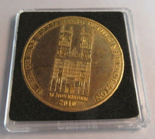 Load image into Gallery viewer, 2010 HRH PRINCE WILLIAM &amp; CATHERINE MIDDLETON ENGAGEMENT ANNOUNCED MEDAL&amp;CAPSULE
