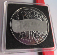 Load image into Gallery viewer, 2000 QEII MILLENNIUM HOLOGRAM DUAL DATE 2000 BUNC 5 RUPEES COIN CAPSULE &amp; COA
