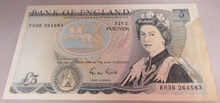 Load image into Gallery viewer, GILL QEII FIVE POUND £5 NOTES CONSECUTIVE NUMBERS RH36 264583/84 HAS STAIN
